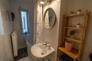 Combined shower/bathtub, hair dryer, towels, soap - Gemütliche 2-R Wohnung - Netflix & Küche - Zentral (Magdeburg)
