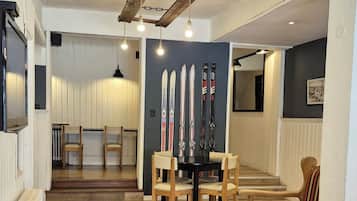 ทีวีจอแบน 32 นิ้ว พร้อมช่องเคเบิล, ทีวี