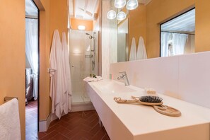 Een douche, een haardroger, een bidet