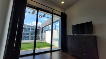 Quarto casal família | Área de estar | TV de tela plana