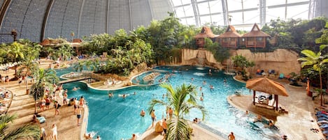 2 piscinas cubiertas, una piscina al aire libre (24 horas), sombrillas