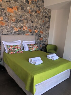 1 dormitorio, tabla de planchar con plancha, wifi y ropa de cama