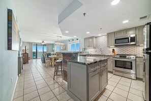 Refrigerador, microondas, horno y parrilla de estufa 