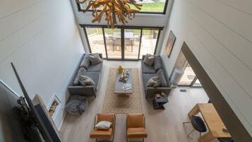 TV, lareira, escritórios