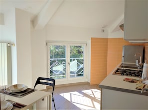 Apartment | Eigene Küche | Großer Kühlschrank, Ofen, Herdplatte, Espressomaschine