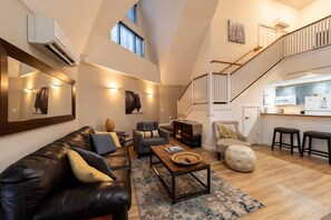 Smart TV y chimenea