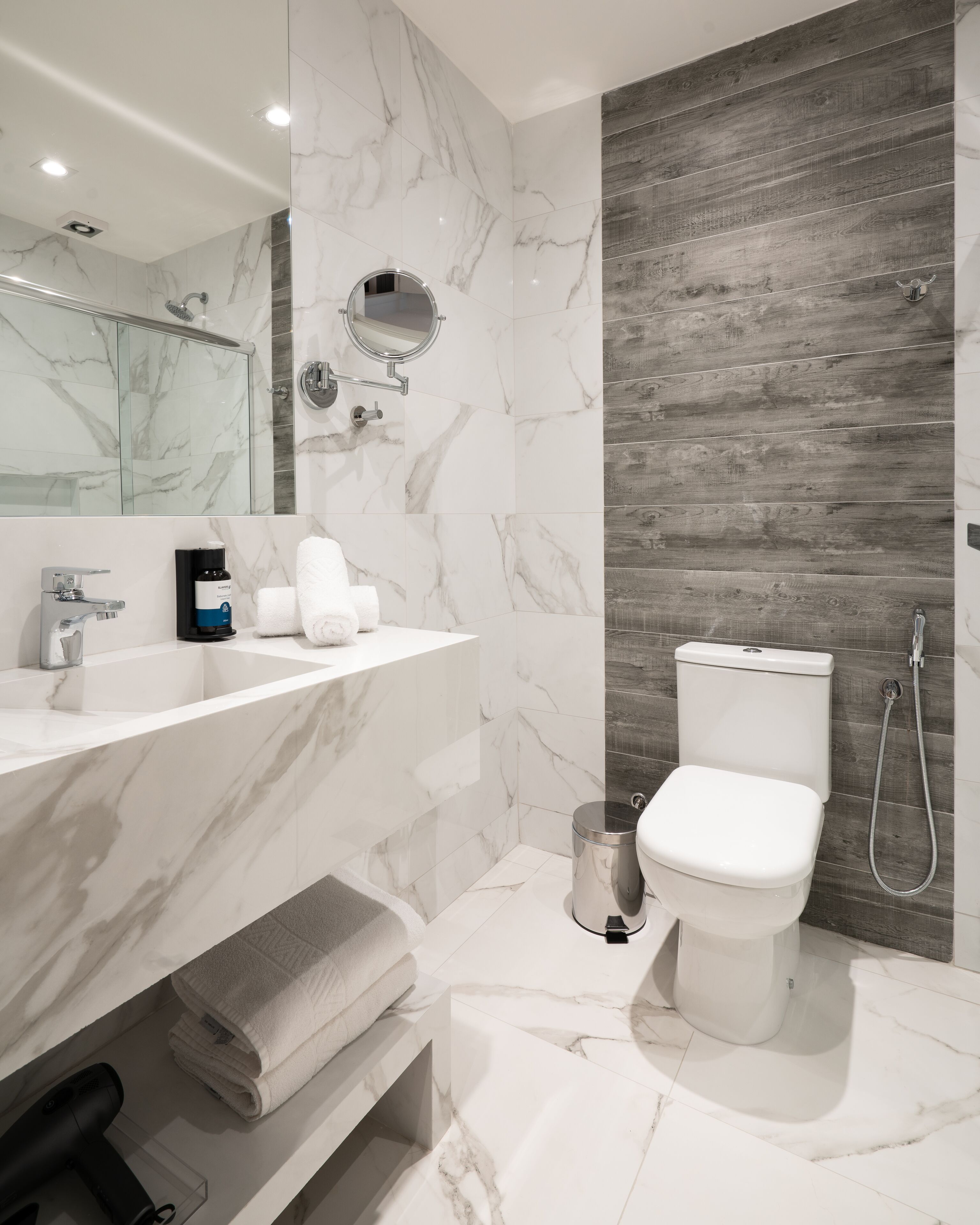 family suite | bathroom | shower