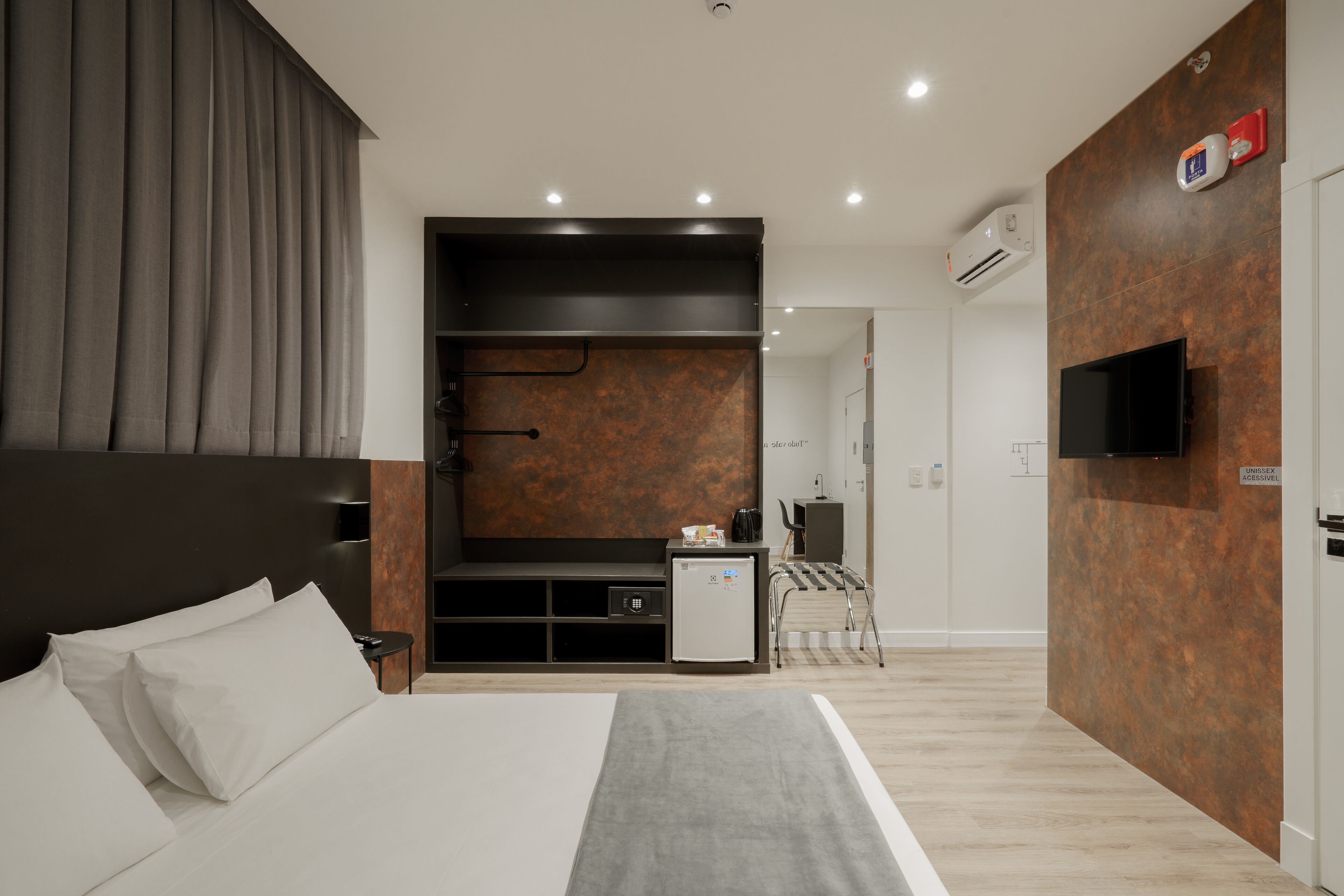 deluxe double room, mobility accessible | 1 bedroom, minibar, in-room safe, soundproofing