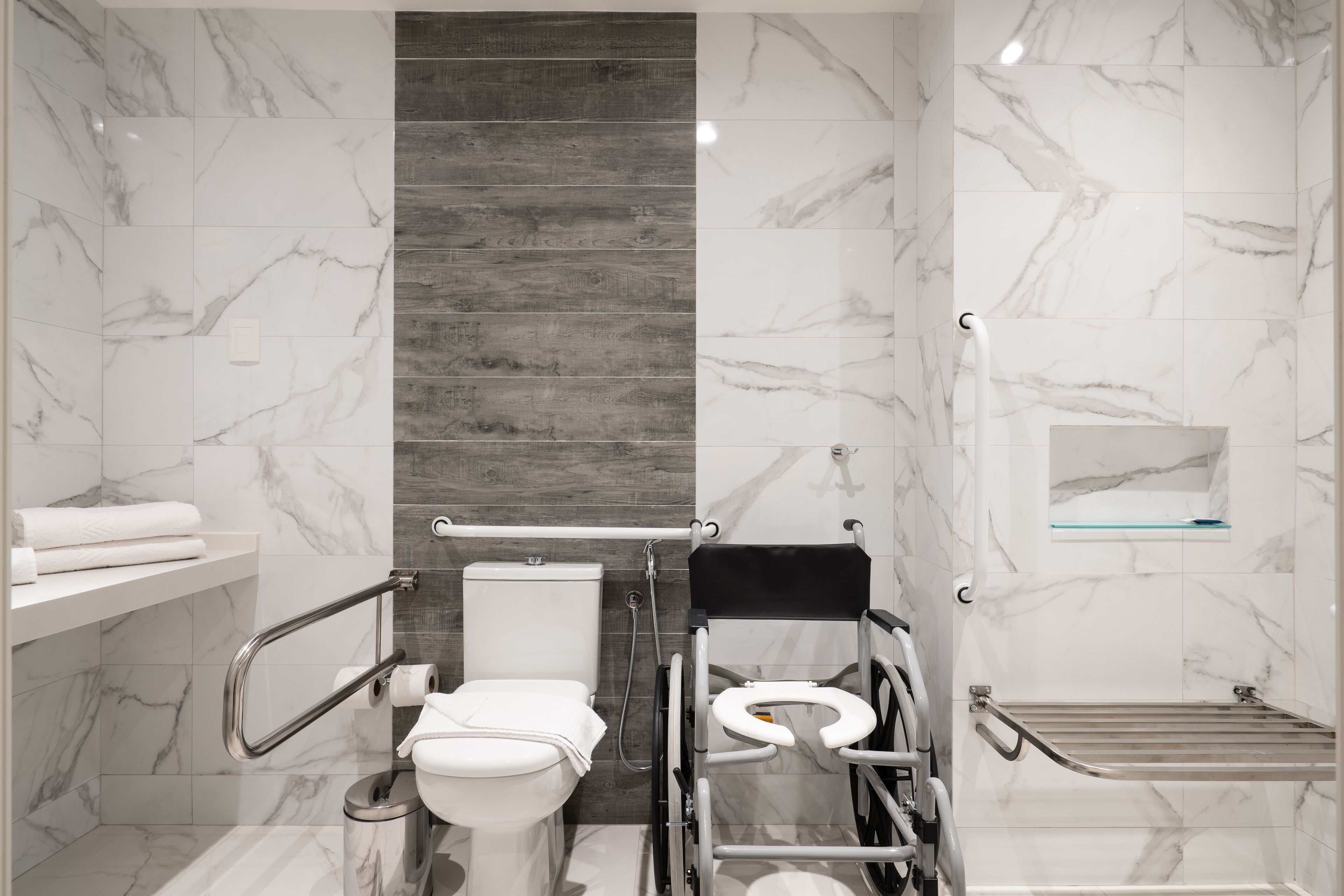 deluxe double room, mobility accessible | bathroom | shower