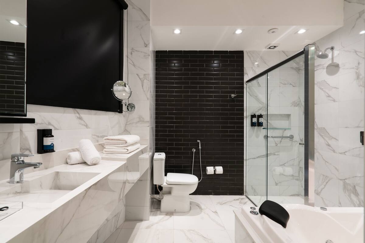 premium suite | bathroom | shower