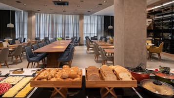 Café da manhã com buffet grátis todos os dias