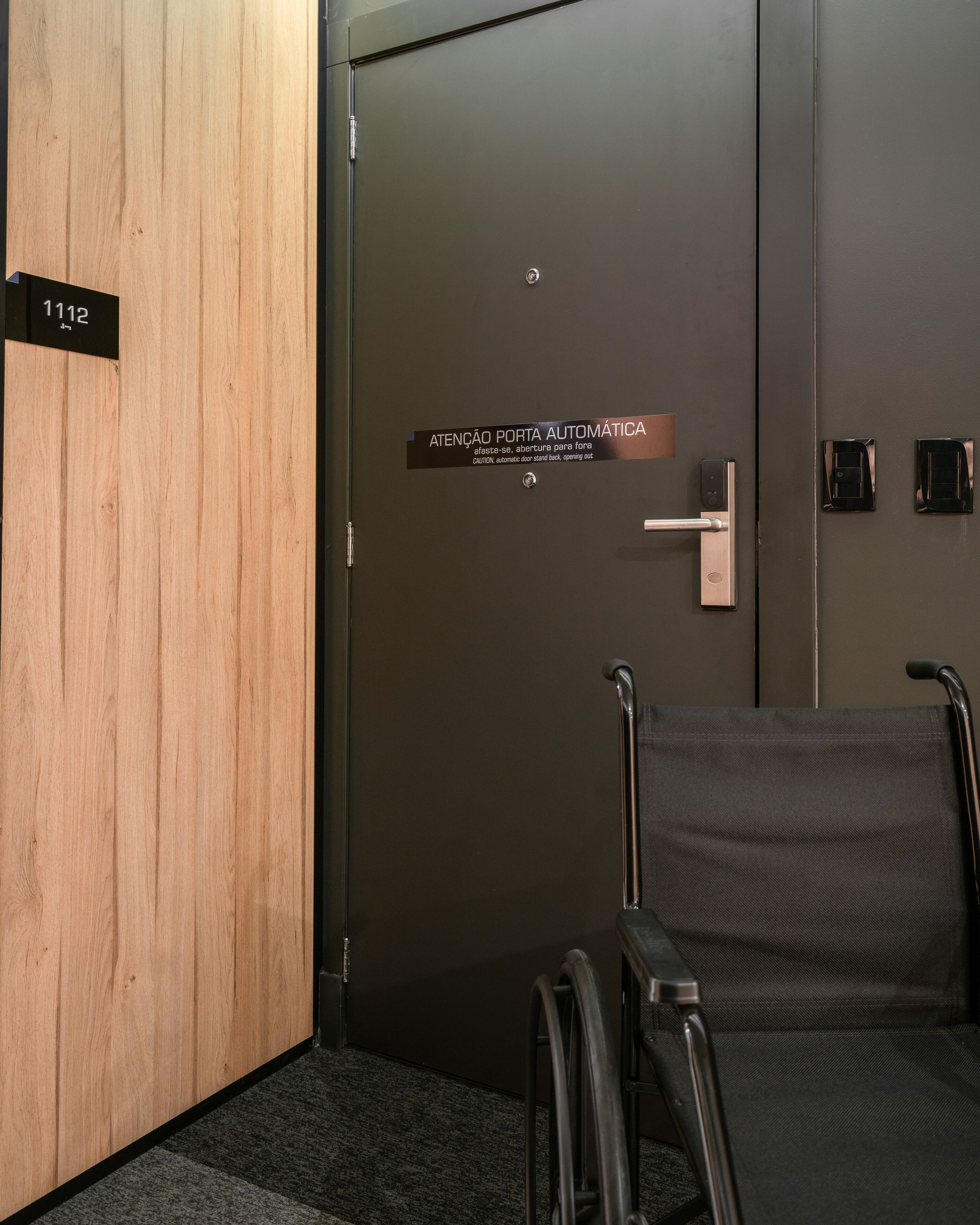 deluxe double room, mobility accessible | 1 bedroom, minibar, in-room safe, soundproofing