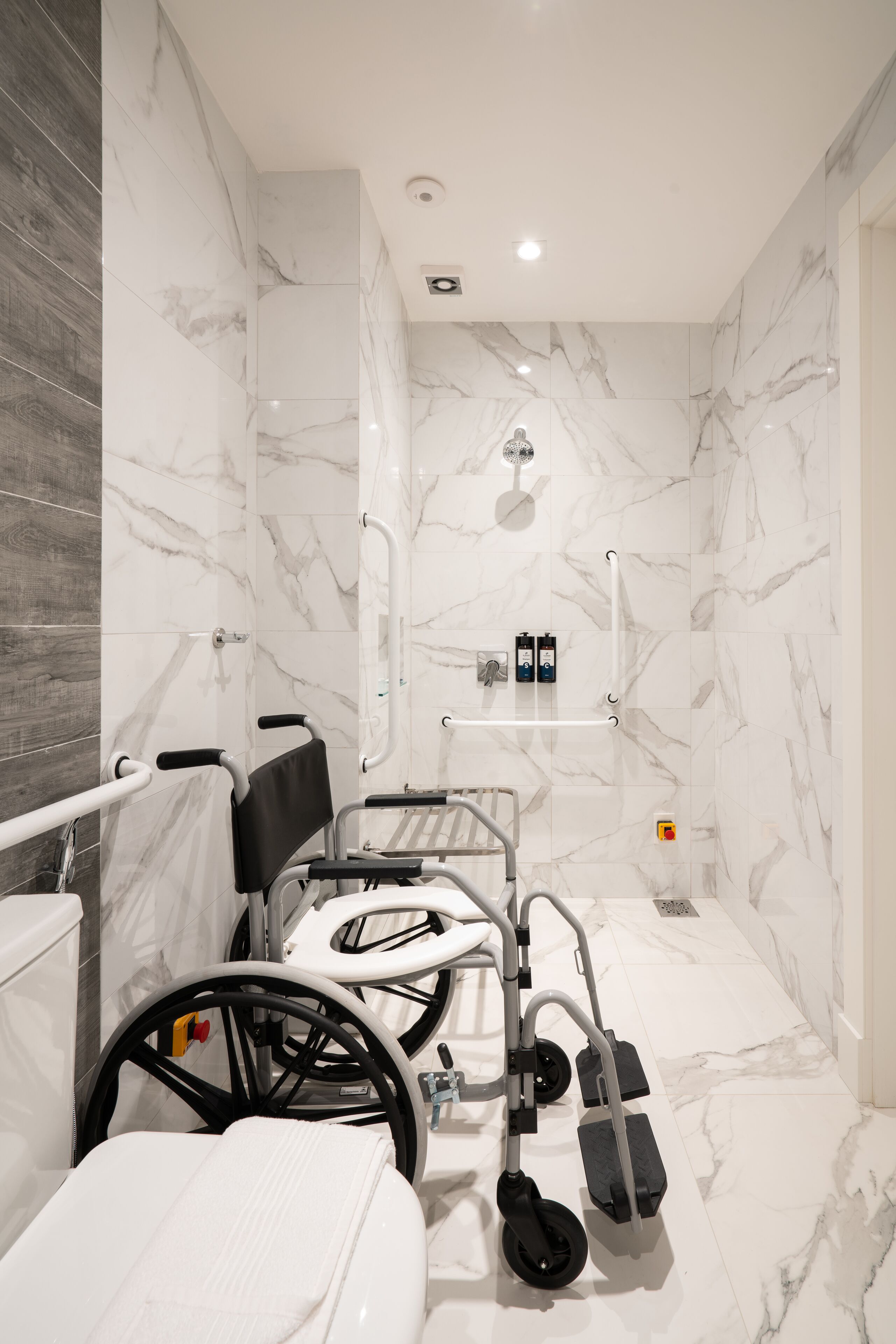 deluxe double room, mobility accessible | bathroom | shower