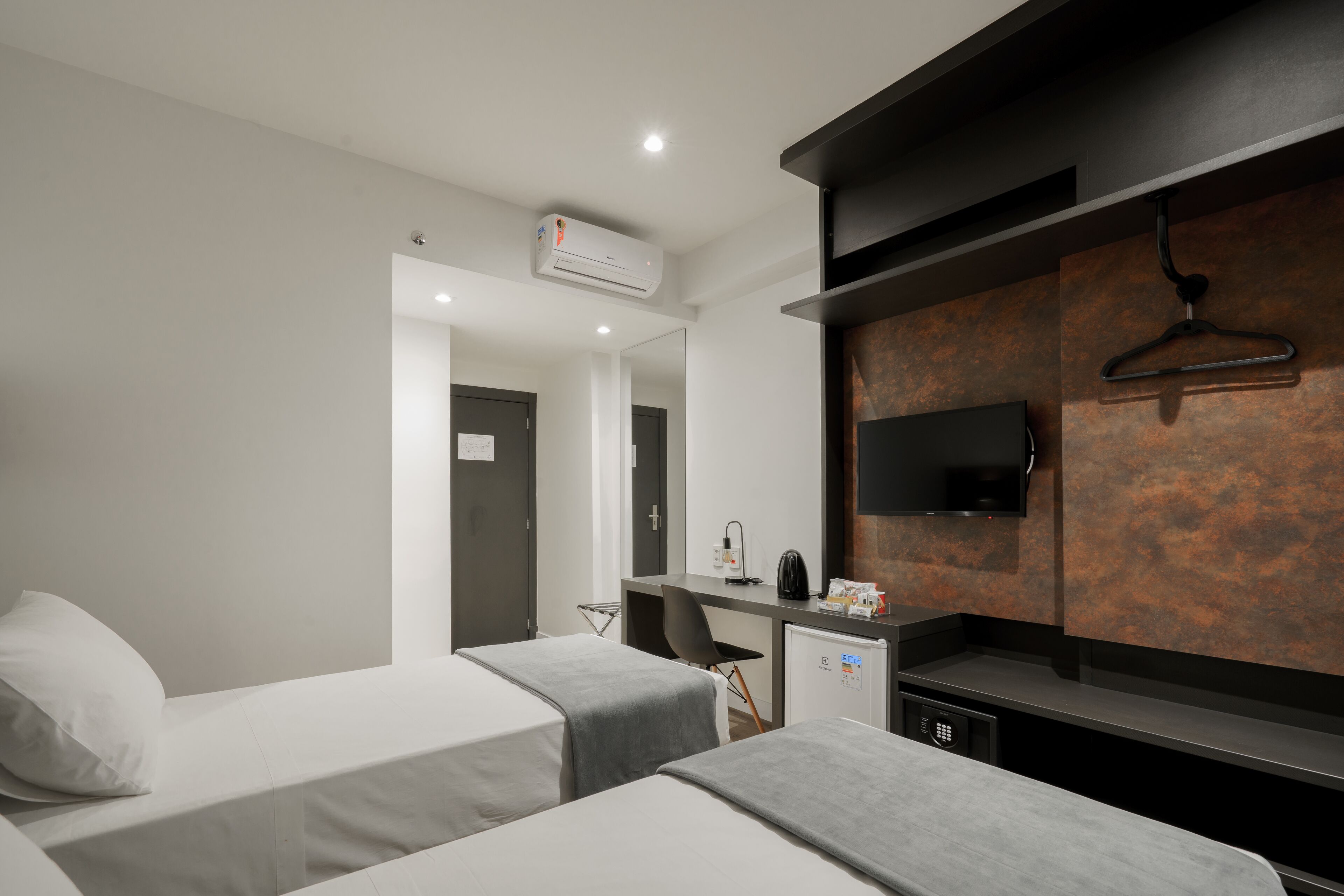 deluxe twin room, 2 single beds | 1 bedroom, minibar, in-room safe, soundproofing