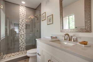 Combined shower/bathtub, towels