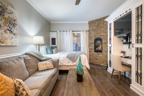 Gorgeous Resort, Ideal Location in Downtown PC