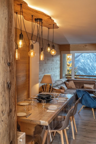 Spacious south-facing 3-room apartment for 6 people with garage