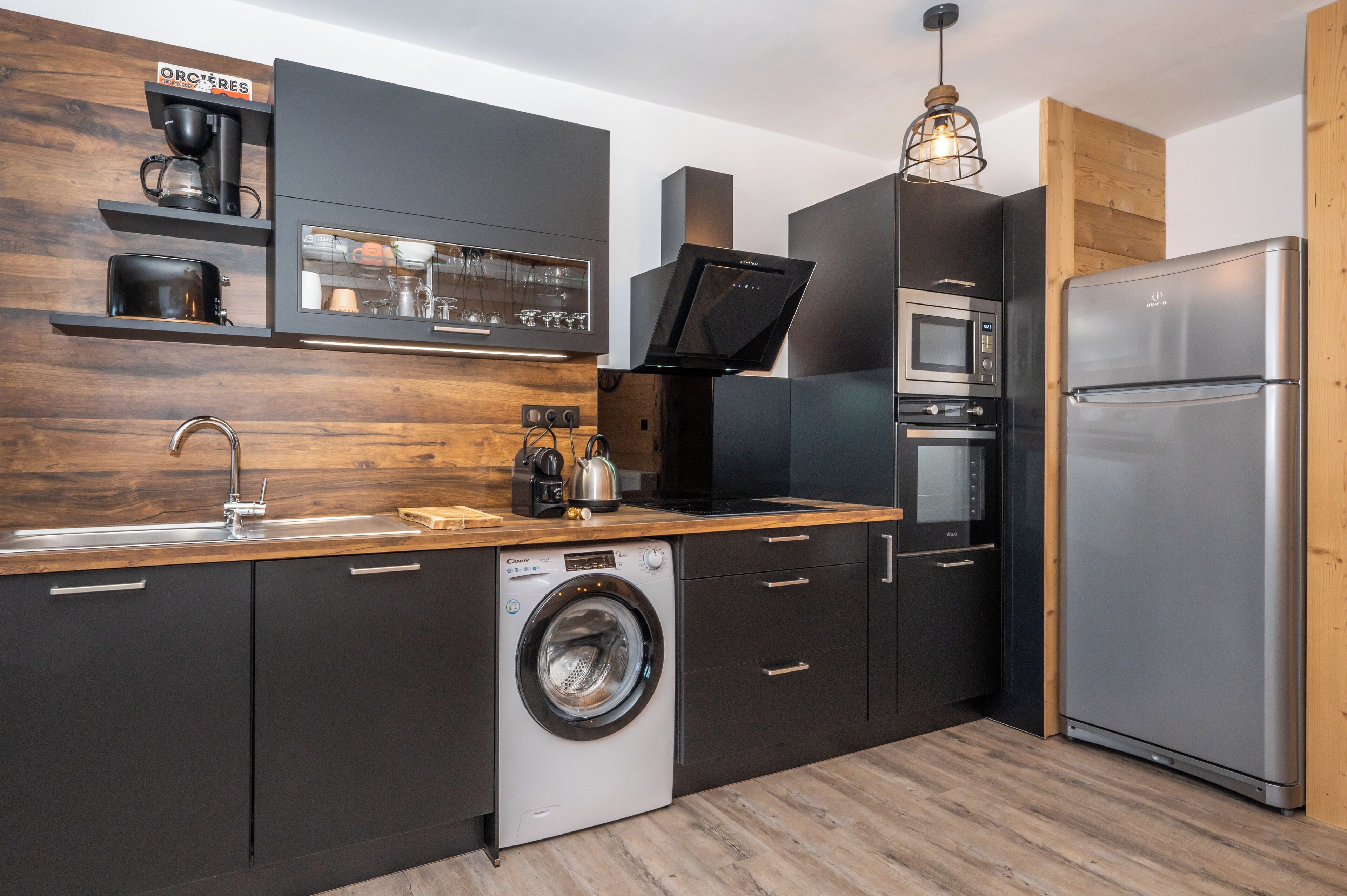 Een koelkast, een magnetron, een oven, een kookplaat