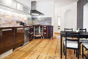 Design-Apartment | Eigene Küche | Großer Kühlschrank, Mikrowelle, Ofen, Herdplatte