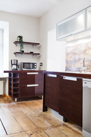 Design-Apartment | Eigene Küche | Großer Kühlschrank, Mikrowelle, Ofen, Herdplatte