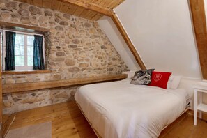 5 bedrooms, iron/ironing board, travel cot, WiFi