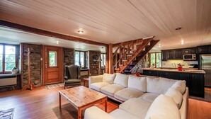 Fernseher, Kamin, Stereoanlage
