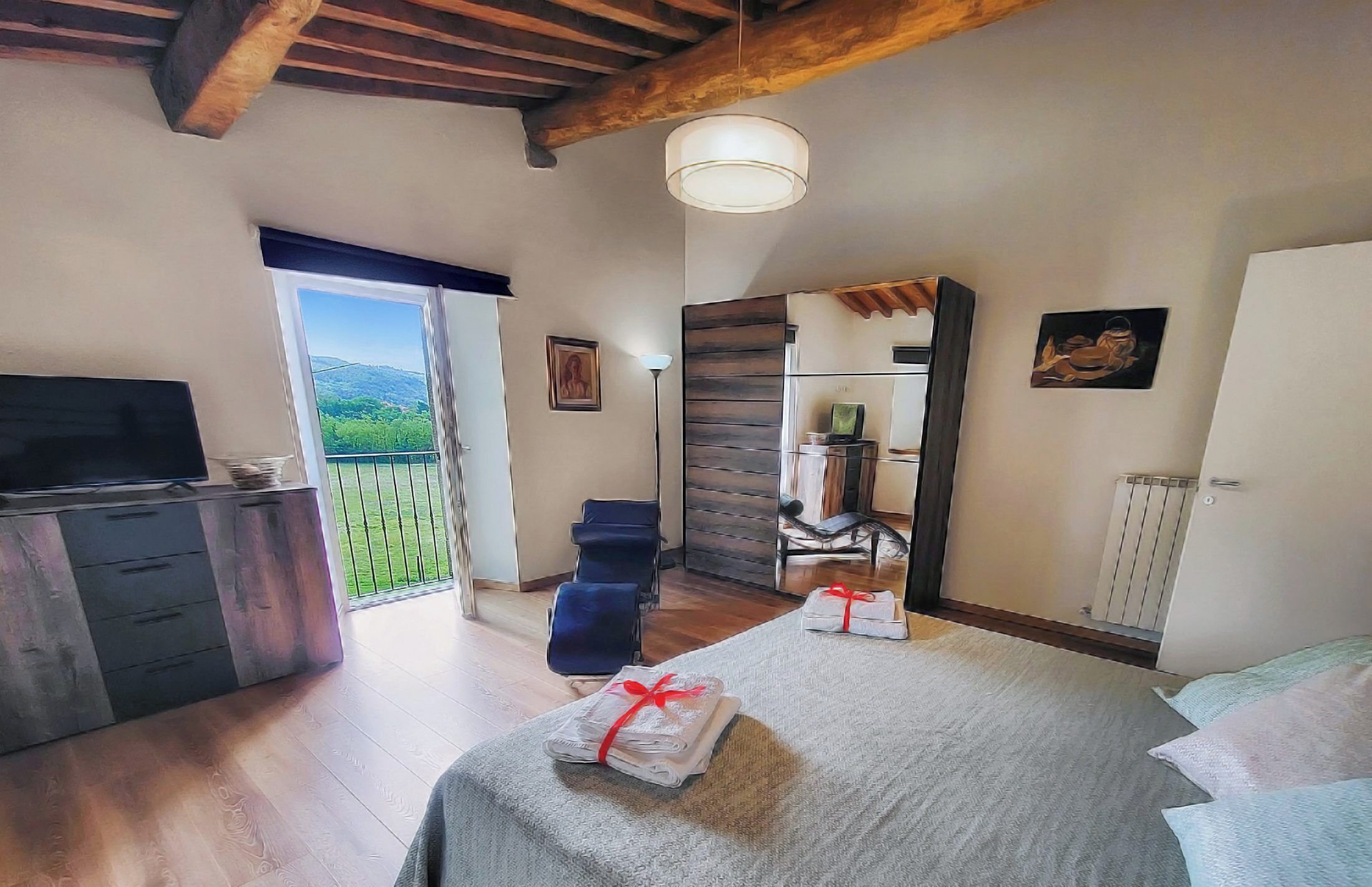 4 makuuhuonetta, työpöytä, silitysrauta/-lauta, Wi-Fi