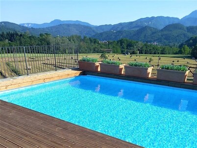 Peaceful farmhouse with private pool, amazing mountain views, Boules , WIFI