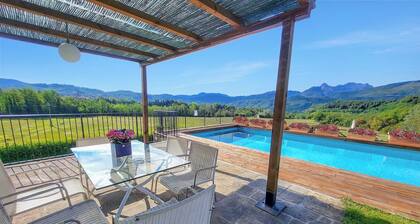 Peaceful farmhouse with private pool, amazing mountain views, Boules , WIFI