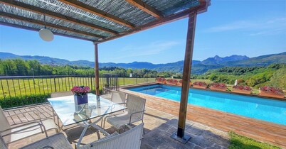 Peaceful farmhouse with private pool, amazing mountain views, Boules , WIFI