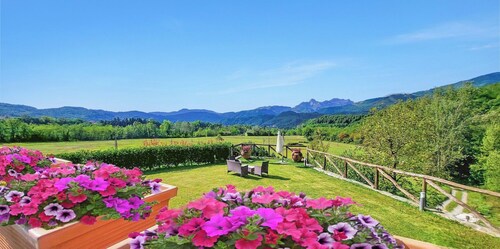 Peaceful farmhouse with private pool, amazing mountain views, Boules , WIFI