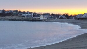 Un paysage côtier avec des maisons et une plage gelée.