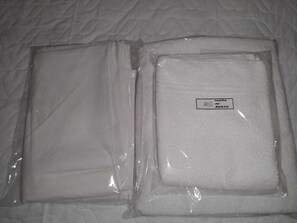 Shower, towels, soap, toilet paper - Studio Inesquecível (SP)