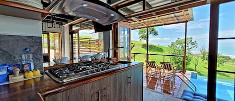 Refrigerador, microondas, parrilla de estufa y cafetera y tetera