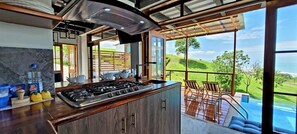 Refrigerador, microondas, parrilla de estufa y cafetera y tetera 