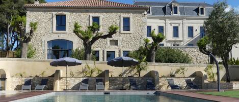 Alberca al aire libre y alberca climatizada