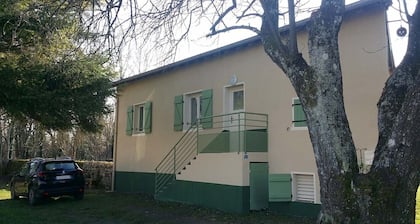 Detached house 1 bedroom, 1 bathroom, large enclosed garden and terrace