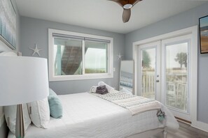 5 bedrooms, free WiFi, bed sheets - Oceanfront w views for grps/families (ground fl) (Jacksonville Beach)