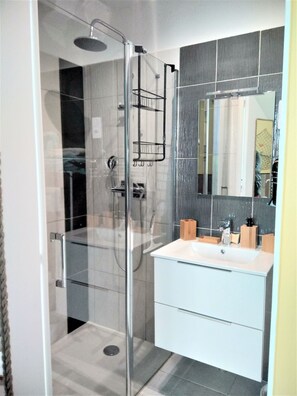 Doccia, asciugacapelli, asciugamani, sapone