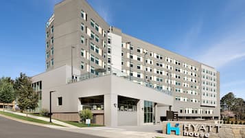 Un hotel moderno con fachada plana, varios pisos y un llamativo letrero de 'Hyatt House'.