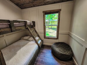 2 bedrooms, bed sheets - Family Get Away Tiny House Cabin with Bunk Room+Pet Friendly! Lake Guntersville (Guntersville)