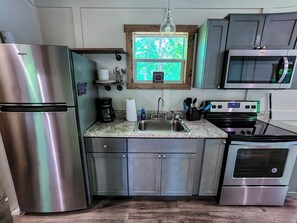 Geladeira, micro-ondas, fogão, cooktop