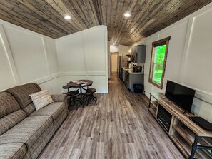 TV - Family Get Away Tiny House Cabin with Bunk Room+Pet Friendly! Lake Guntersville (Guntersville)