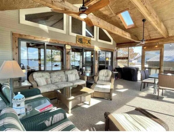 Smart-TV, Kamin, Videospiele, DVD-Player