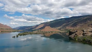Un valle fluvial con montañas y cielo despejado.