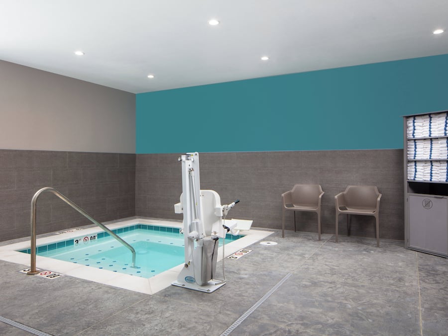 Una piscina con vestuario, sauna y zona de duchas.