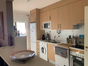 Refrigerador, microondas, horno y cafetera y tetera