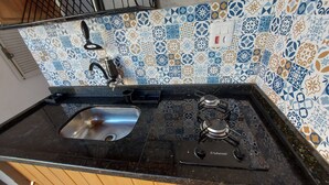 A kitchen with a black countertop, a stainless steel sink, and a gas stove. - Spacious house with accessibility.  A few meters from the beach.  (SP)