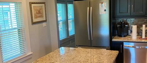 冷蔵庫、電子レンジ、オーブン、コンロ