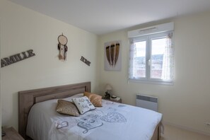 1 habitación, tabla de planchar con plancha, wifi gratis y ropa de cama 